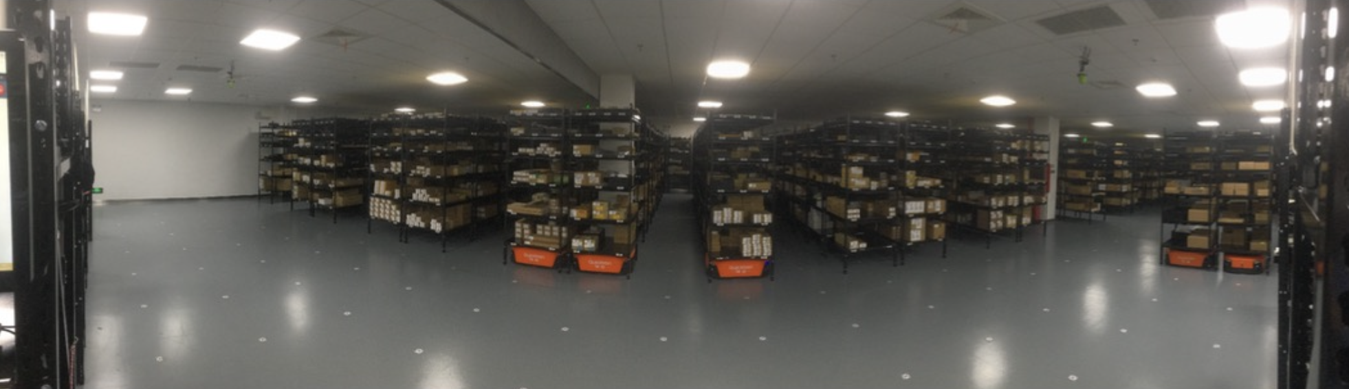 電子部品倉庫で稼働するピッキングAMR