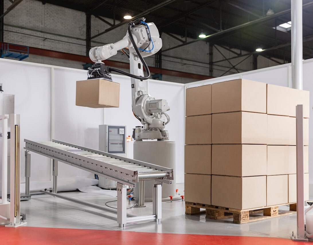 RAが自律走行で荷物を搬送している様子