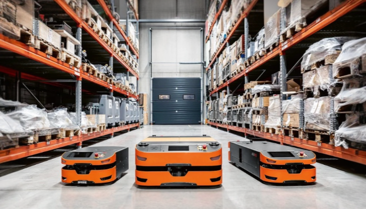倉庫で稼働する自動搬送ロボット