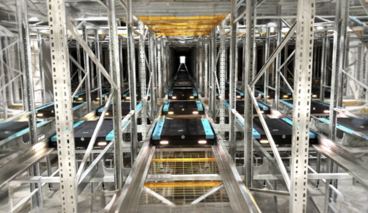 自動化システムを調整するエンジニア